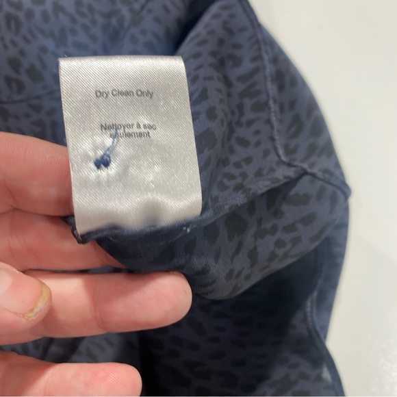 Babaton Aritzia Gray & Black Leopard/Cheetah Print Silk Button Down Shirt M - Picture 10 of 12